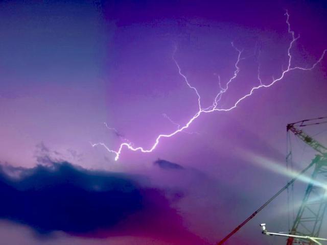 变幻莫测！北京夜空闪电好像“银蛇舞动”