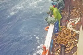 冲火海顶巨浪 厦门8船员海上救7人图片