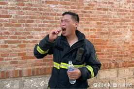 不惧“烤”验，身穿“棉袄”奔赴火场……体验高温下的消防员图片