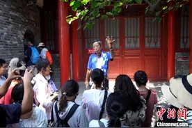 西安“导游爷爷”杨建：用生动形象的方式为游客讲述历史故事图片