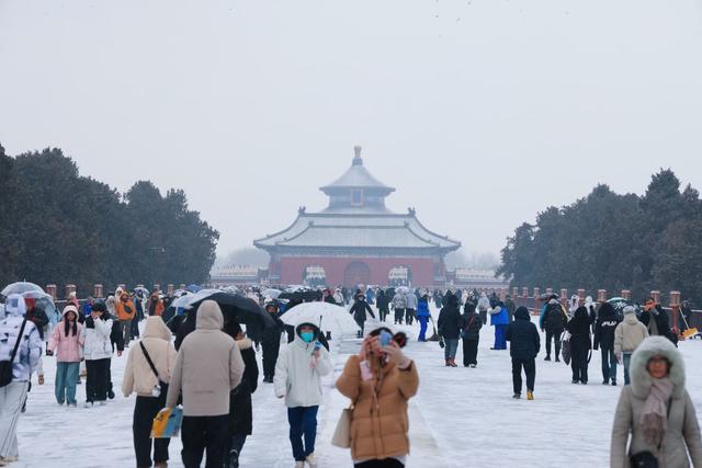 雪落天坛，红墙银装美景如画
