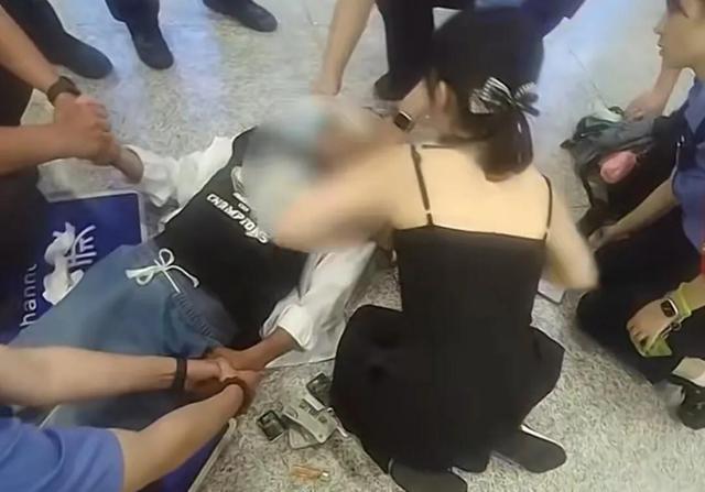 她扯下戒指，又咬掉10个穿戴甲……