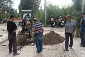 若羌：维修水管道 滋润百姓心图片