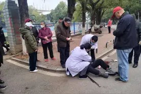 老人不慎跌倒受伤，下沉基层医生出手了图片