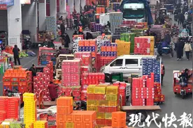 南京人过年爱买点啥？一到市场直奔车厘子，坚果礼盒也必囤图片