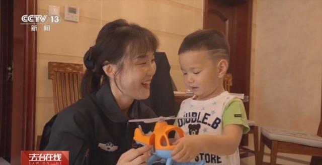 法治在线丨当警察会开直升机有多酷？来看真正的“飞天小女警”的工作Vlog