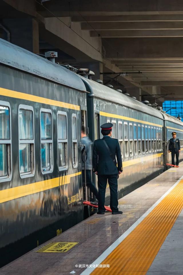 武汉新玩法！2元坐火车过大桥，限时一个月！