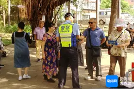 过马路走斑马线……海口公安交警提醒来琼过冬老人出行交通知识要牢记图片