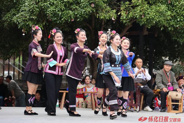 芦笙齐鸣贺三十载 侗歌飞扬谱新篇——通道皇都侗文化村30周年庆典绽放民族团结之花