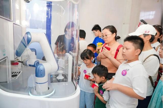 越疆DOBOT AtomⅡ人形机器人亮相，搭载多形态智能平台