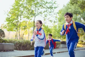 “气温低可不穿校服”，真正的“以学生为本” | 新京报快评图片