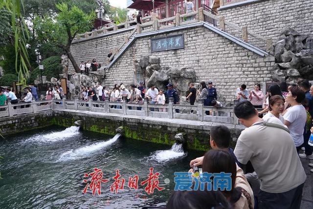 国庆假期第一天，黑虎泉畔游人如织