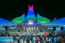 亚洲小姐亮相梦想大舞台 哈尔滨冰雪大世界演奏国际交流乐章图片