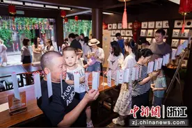 走进方回春堂中秋游园会：情系中秋 爱满回春图片