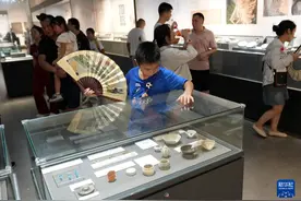 杭州：博物馆观展 享清凉长见识图片