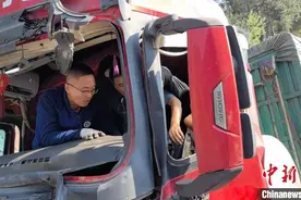 山西晋中：消防员路遇车祸 就地取材救伤员图片