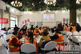 泸州泸县：请环卫工人吃团圆饭 传递温暖与善意图片