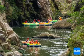 原创组图 | 惊险！刺激！外国游客体验五指山红峡谷漂流图片