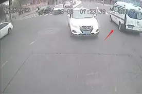 公交驾驶员“领衔”让行120急救车 用时不足30秒图片