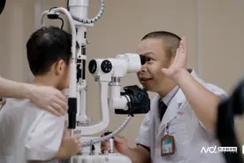 全国爱眼日|东莞少年沉迷游戏致“斗鸡眼”，医生：适度用眼图片