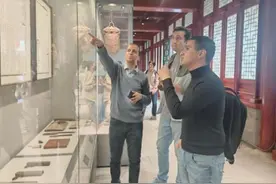 外国友人走进即墨古城感受中国历史文化图片