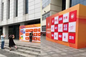 太有实力了！武汉体育学院开学迎新桌上摆满奖杯证书，学长：希望激励新生继续争光图片