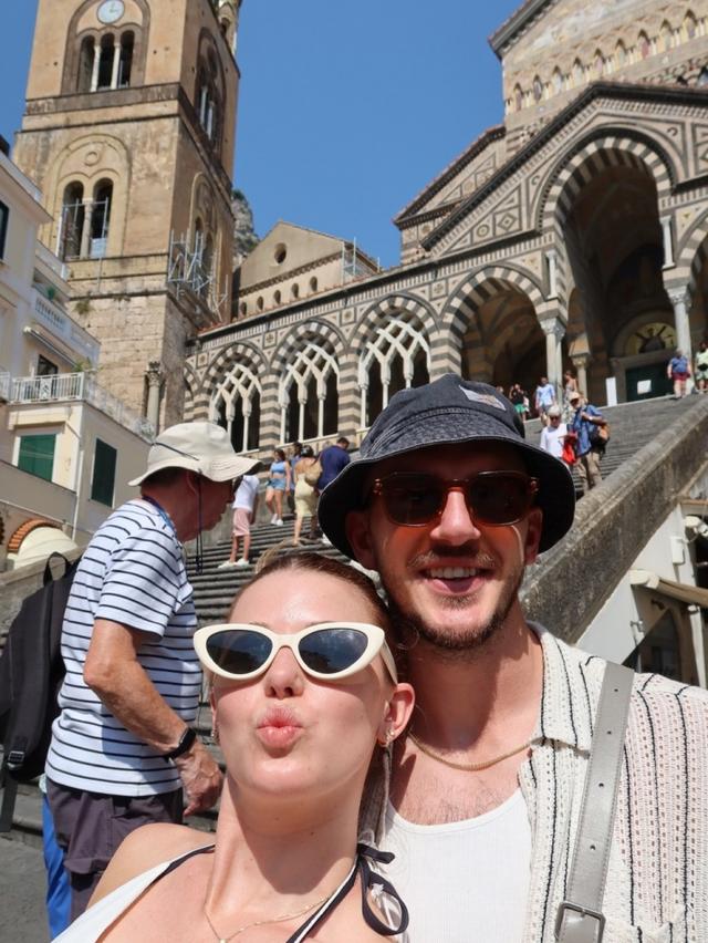 这就是女生想要的蜜月旅行！卡鲁索妻子晒蜜月照：欧洲各国游玩