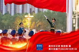 明日6时10分，五星红旗与太阳一同升起！图片