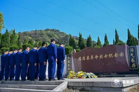 清明时节 湖州德清消防战士与中学生共祭英烈图片