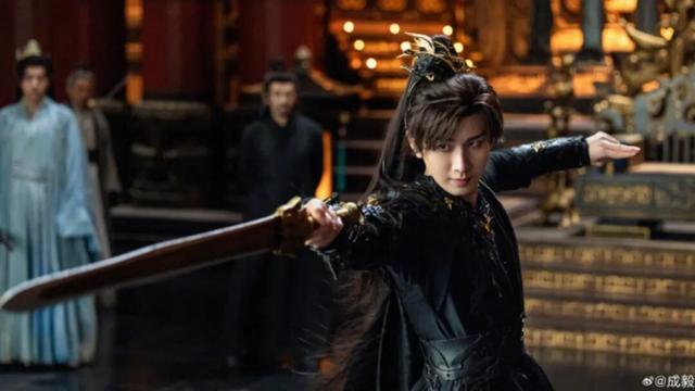 演员成毅拍戏吊威亚时突然坠落，后脑勺触地，蜷缩翻滚无法起身；从业8年武行分析：团队系其御用班底	，应极力劝阻演员亲自上阵