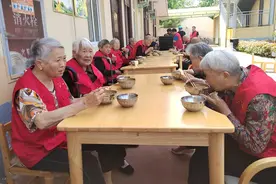 漯河：一碗胡辣汤 情暖养老院图片