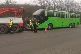 春运客车在高速公路抛锚 贵州交通执法部门紧急救援图片