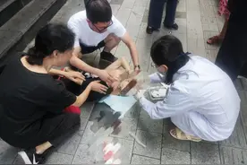 健康小站丨八旬老人突然摔倒在路边，医生提醒：有这种情况要小心图片