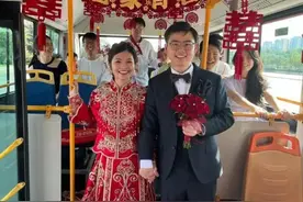 快评｜公交婚车倡新风，驶向幸福下一站图片