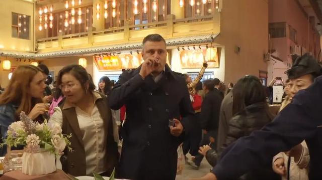 外宾夜游敦煌夜市 感受丝路活力
