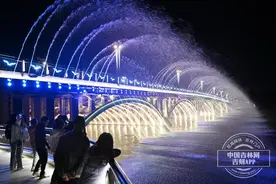 吉镜头｜长春南湖大桥音乐喷泉奏响中秋夜曲图片