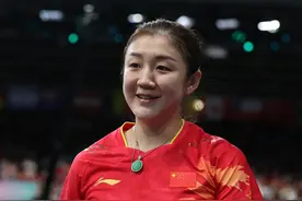 陈梦佩戴的翡翠平安牌由父亲专门定制，以乒乓球拍为设计元素，寓意“巴黎圆满”图片