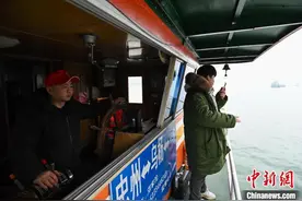 （新春走基层）父子同心做乡愁“摆渡人”图片