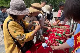 60多万人次打卡海水浴场，端午假期青岛上榜入境游热门地图片