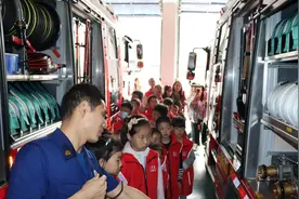 萌娃走进消防队 防灾意识记心头图片