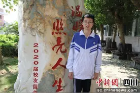 自贡“玻璃男孩”一年打100针 高考考出最好成绩图片