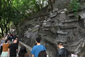 重庆：临崖峭壁现巨型艺术浮雕 吸引市民打卡图片