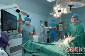 国产机器人助力复杂外翻膝关节置换手术在海医一附院实施图片