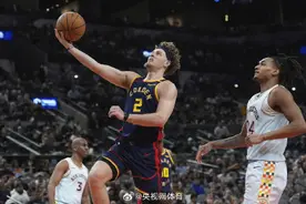 勇士42分大胜马刺图片