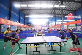 退役运动员与草根选手同台竞技，近200名乒乓球爱好者切磋球技图片