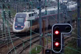 法国一列车司机中途跳车，导致大规模铁路延误图片