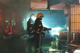 电烤炉长时间使用温度过高，一烧烤店深夜起火图片