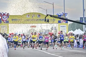 潜江马拉松开跑 万名选手感受乡村湿地赛道图片