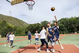 被一颗篮球改变的孩子图片
