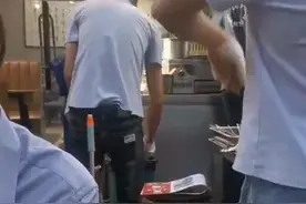 西安一烧烤店将泔水桶内肉串捞出再烤? 市监部门：烧烤店停业整顿，监控显示肉串未出售图片